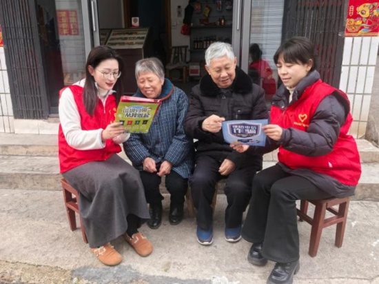 图为广信烟草普法人员王震宇向社区群众李强宣讲《民法典》(1) 图为广信烟草普法人员王震宇向社区群众李强宣讲《民法典》(1)