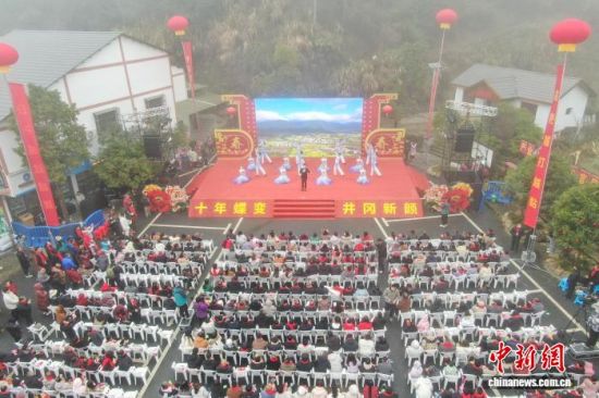 2��1�գ��й�����ʥ�ؽ�������ɽ��ɽ�壬�����ٰ�ʮ�����ɽ����������չΪ��ӱ��������ʾ�����߸�����ͬ���������ʢ�ᡣ�������� ��.jpg