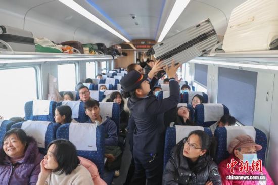 2��2�գ��ڽ�������ɽ���������ϲ���C194�г��ϣ��г�������Ա�����ÿͰѴ������������������ϡ������� ��.jpg