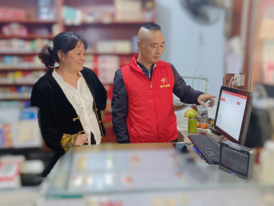 ���������̲ݵĹ�����Ա�ڽ����ۻ�ʹ����POS