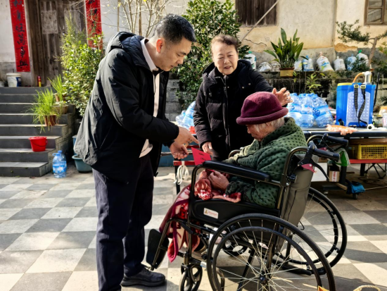 图为寻乌县烟草专卖局领导班子为退休同志送上慰问品 图为寻乌县烟草专卖局领导班子为退休同志送上慰问品