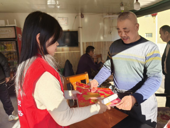 图为寻乌县烟草专卖局志愿者为社区老人送去对联等物资 图为寻乌县烟草专卖局志愿者为社区老人送去对联等物资