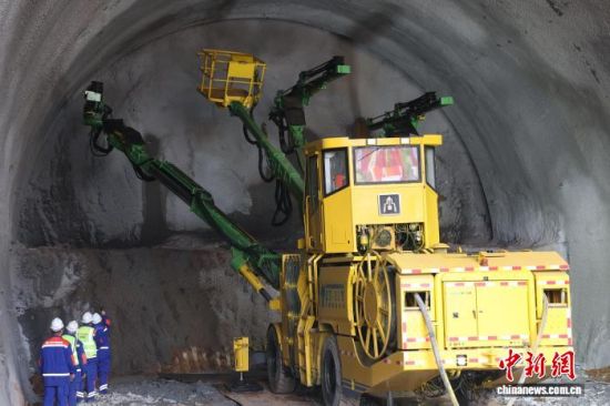 2��5�գ��ڽ���ʡ�����������ؾ��ڵĳ��Ӹ�������ɽ�������ʩ���ֳ������ܻ���������̨�����������л�е����ҵ������ ��ռ�� ��.jpg