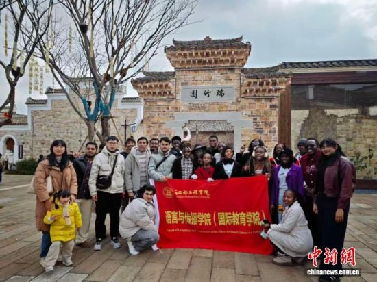 2��7�գ����괺�ڽ��������԰ͻ�˹̹���Ჴ�������յ��ȹ��ҵ���ѧ�����������Ŵ塪�����Ŵ壬�ι����崫ͳ���������� ��