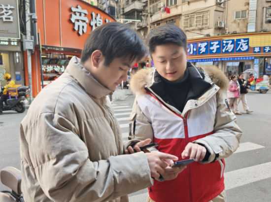 图为西湖区烟草局平安志愿者郑禹铖在网红街区羊子巷周边向青年游客做防电信诈骗宣传。 图为西湖区烟草局平安志愿者郑禹铖在网红街区羊子巷周边向青年游客做防电信诈骗宣传。