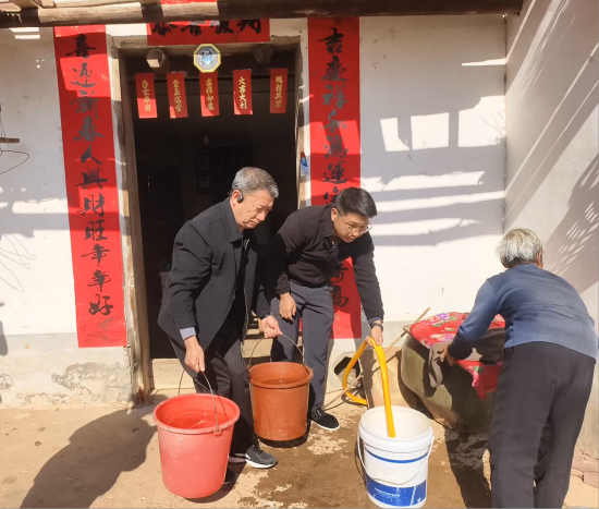 ͼΪפ�幤����Ա���ڿ�չ�廧�߷�