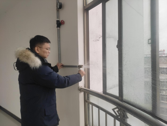 ͼΪ�ϳ��̲ݰ�ȫ�����Ա�������ĩ����ˮװ��