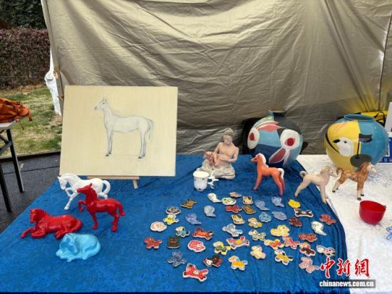 2��5�գ��ھ�������Ϫ���Ĵ������Ĵ��⼯���ϣ���ɫ�����Ͱڼ��ͱ��������ڵȴ��˿���ѡ����������� ���Ϻ� ��