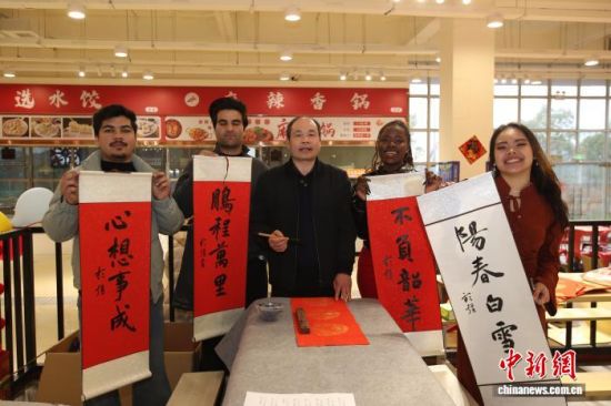 ͼΪ�ڽ�������ɽ��ѧ�ٰ�Ĵ����Ļ������ֳ����⼮ʦ��չʾ�Լ����鷨��Ʒ�������� ��