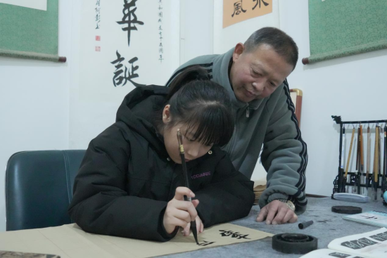 白杨镇武铜社区“一老一小”幸福院,李阿彭指导孙女梅曦练习毛笔字 白杨镇武铜社区“一老一小”幸福院,李阿彭指导孙女梅曦练习毛笔字