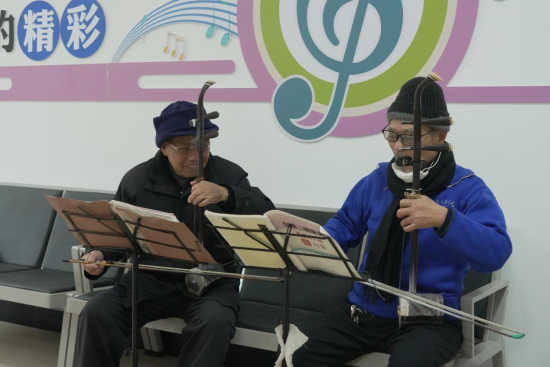 白杨镇武铜社区“一老一小”幸福院,居民正在练字、活动。 白杨镇武铜社区“一老一小”幸福院,居民正在练字、活动。