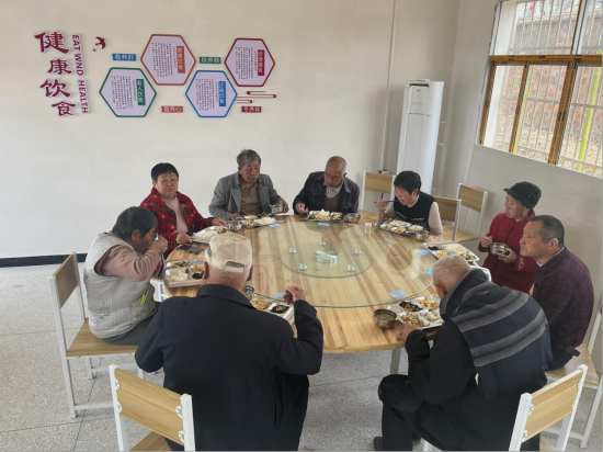 肇陈镇大林村“一老一小”幸福院,老人们正在就餐 肇陈镇大林村“一老一小”幸福院,老人们正在就餐
