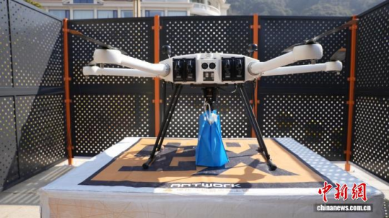 图为在江西庐山西海风景区,无人机在配送外卖。 庐山西海风景区供图 图为在江西庐山西海风景区,无人机在配送外卖。 庐山西海风景区供图