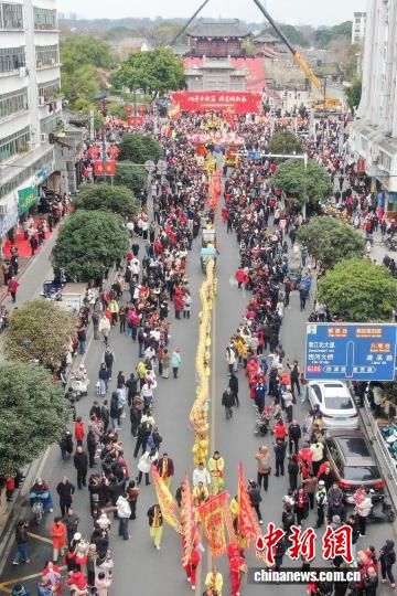 图为踩街队伍从军门楼出发开始巡游,众多民众在道路两旁观看。(无人机照片)中新社记者 刘力鑫 摄 图为踩街队伍从军门楼出发开始巡游,众多民众在道路两旁观看。(无人机照片)中新社记者 刘力鑫 摄