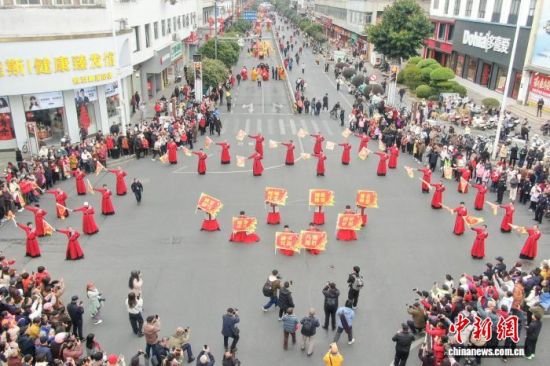 图为踩街队伍在进行表演。(无人机照片)中新社记者 刘力鑫 摄 图为踩街队伍在进行表演。(无人机照片)中新社记者 刘力鑫 摄