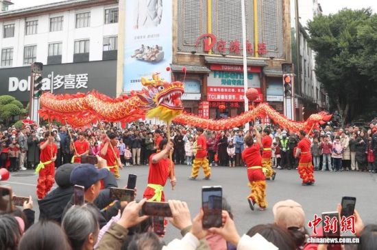 图为民众在观看舞龙表演。中新社记者 刘力鑫 摄 图为民众在观看舞龙表演。中新社记者 刘力鑫 摄