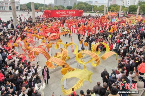 图为踩街队伍在终点进行表演。(无人机照片)中新社记者 刘力鑫 摄 图为踩街队伍在终点进行表演。(无人机照片)中新社记者 刘力鑫 摄