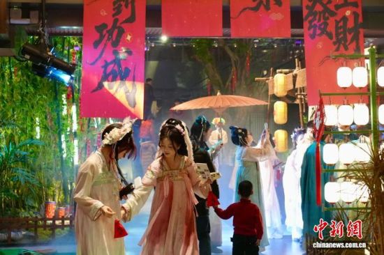 2��8�գ��ڽ���ʡ�ϲ���ĳ�����ġ�ԥ���硱�ϣ�ʳ���������������ò�ǰ�伯�С���Ө ��