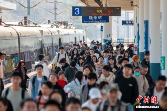 ͼΪ��������վ�������ڼ䣬�ÿʹ�վ̨���߹���(����ͼ)���� ��.jpeg