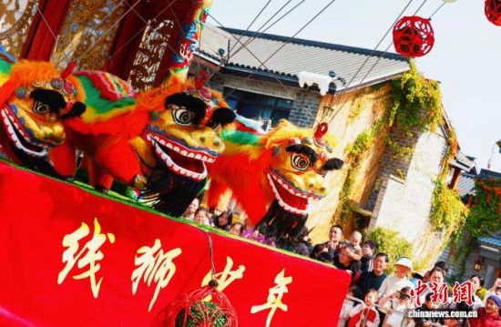 2月21日,江西会昌戏剧小镇,福建宁德的《线狮少年》表演吸引游客围观。(会昌戏剧小镇供图).jpg 2月21日,江西会昌戏剧小镇,福建宁德的《线狮少年》表演吸引游客围观。(会昌戏剧小镇供图).jpg