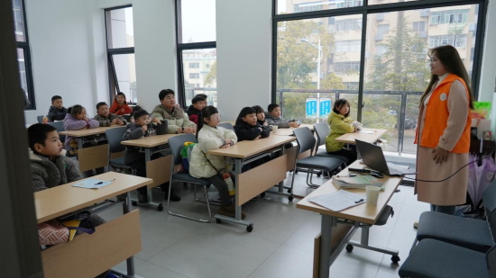 在庐山市南康镇庐阳社区 大学生志愿者正在给孩子们讲解动物知识 在庐山市南康镇庐阳社区 大学生志愿者正在给孩子们讲解动物知识