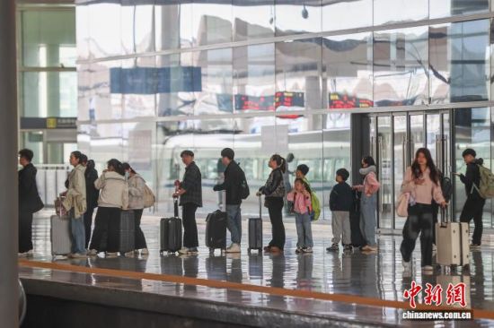 ͼΪ2��24�գ�����������վ���ÿ���վ̨�ϵȺ�˳��������� ��.jpeg