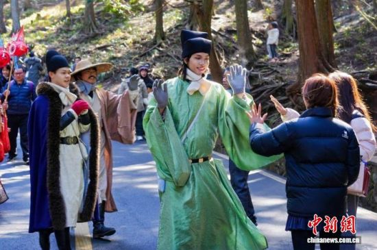 ���괺�ڼ��ڣ�����ס����׾��ס�����Ԩ��������ѧ��ʿNPC���ڽ���®ɽ�Ͻ��п����㡣®ɽ�羰�� ��ͼ.jpg