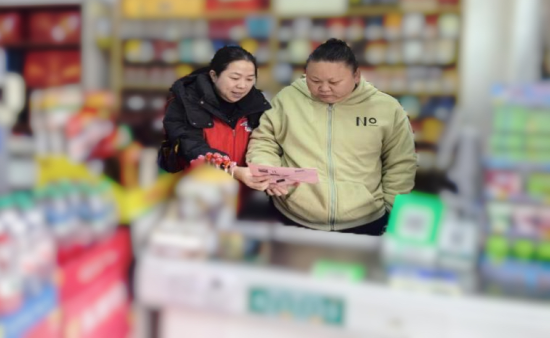 图为客户经理(左)进行经营指导 图为客户经理(左)进行经营指导