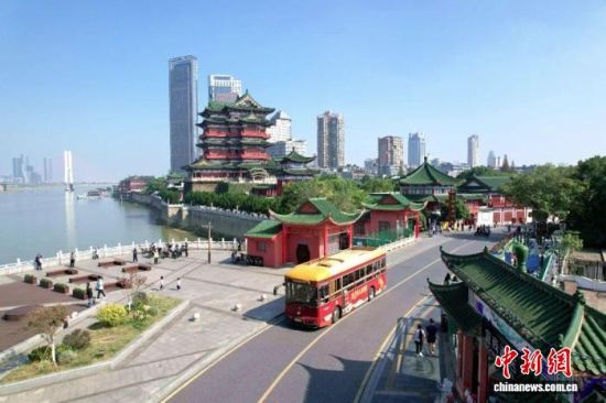 图为江西南昌,“滕王号”铛铛车行驶在赣江之畔。(资料图)南昌公交运输集团 供图.jpg 图为江西南昌,“滕王号”铛铛车行驶在赣江之畔。(资料图)南昌公交运输集团 供图.jpg