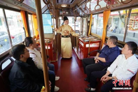图为江西南昌,在“滕王号”铛铛车上,古装讲解员向游客讲述南昌的历史文化故事。(资料图)南昌公交运输集团供图.jpg 图为江西南昌,在“滕王号”铛铛车上,古装讲解员向游客讲述南昌的历史文化故事。(资料图)南昌公交运输集团供图.jpg