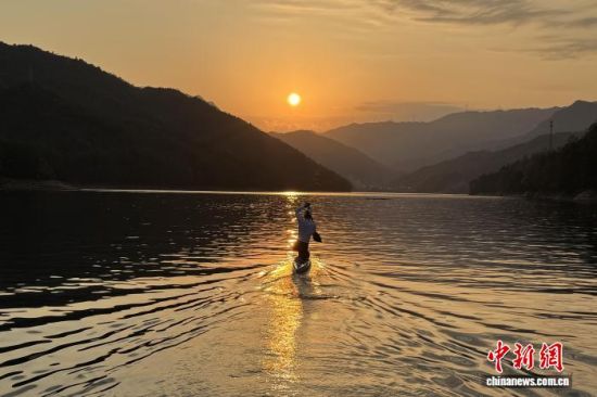 2025�꣬��ʫ���ڽ���ѵ�����ܷ��߹�ͼ