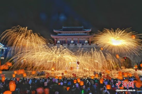 2��20�գ�������ģ���ɳ����һ����¥���Ŵ������㾫�����ݡ�ͼΪ��������ҹ�ա������������ ��� ��