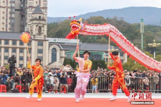 图为南昌进贤县代表队在舞龙。中新社记者 刘力鑫 摄 图为南昌进贤县代表队在舞龙。中新社记者 刘力鑫 摄