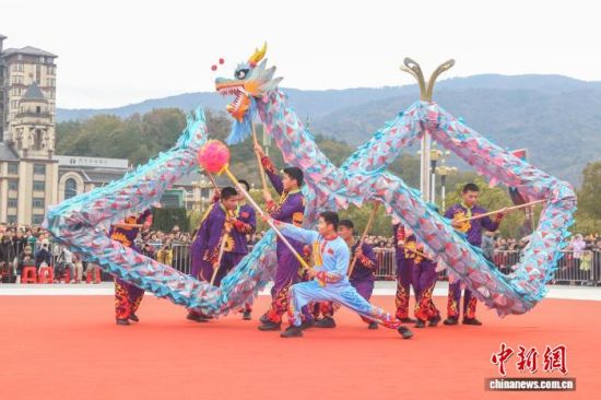 图为南昌西湖区代表队在舞龙。中新社记者 刘力鑫 摄 图为南昌西湖区代表队在舞龙。中新社记者 刘力鑫 摄