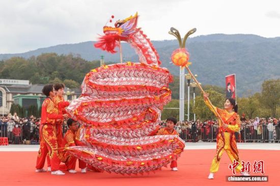 图为南昌进贤县代表队在舞龙。中新社记者 刘力鑫 摄 图为南昌进贤县代表队在舞龙。中新社记者 刘力鑫 摄