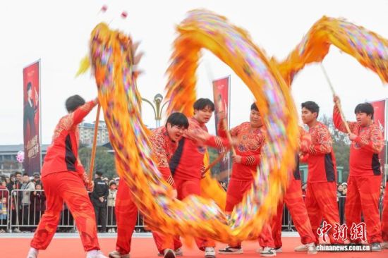 图为南昌湾里管理局代表队在舞龙。中新社记者 刘力鑫 摄 图为南昌湾里管理局代表队在舞龙。中新社记者 刘力鑫 摄