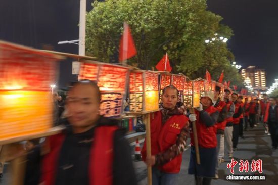 图为南昌市湾里管理局罗亭村土塘小组板凳龙队在巡游。中新社记者 刘力鑫 摄 图为南昌市湾里管理局罗亭村土塘小组板凳龙队在巡游。中新社记者 刘力鑫 摄