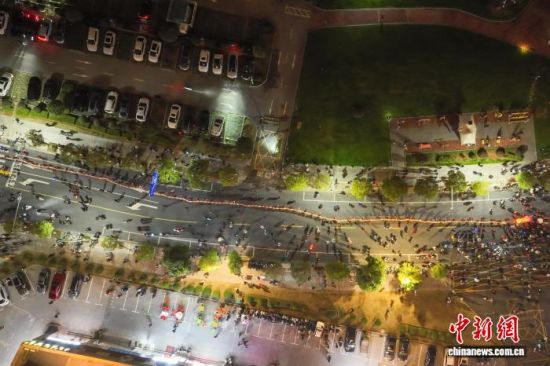 图为南昌市湾里管理局罗亭村土塘小组板凳龙队在巡游。(无人机照片)中新社记者 刘力鑫 摄 图为南昌市湾里管理局罗亭村土塘小组板凳龙队在巡游。(无人机照片)中新社记者 刘力鑫 摄