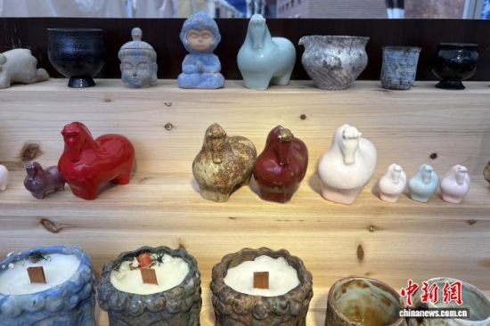 2��5�գ��ڽ�����������Ϫ���Ĵ������Ĵ��⼯���ϣ�һ����Ϊ�����Ϻ��·������İڼ������ۡ�(����ͼ)��������� ���Ϻ� ��