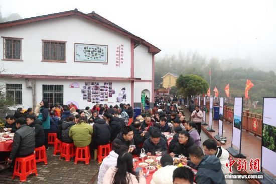 2月1日,在江西井冈山神山村,一场别开生面的神山宴人气火爆,墙面上的今昔对比“笑脸墙”颇为醒目。(资料图)刘力鑫 摄 2月1日,在江西井冈山神山村,一场别开生面的神山宴人气火爆,墙面上的今昔对比“笑脸墙”颇为醒目。(资料图)刘力鑫 摄