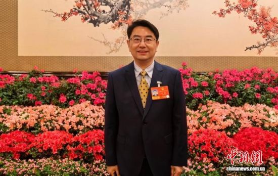 图为全国人大代表、中国电信抚州分公司“宗强班”班长宗强。受访者供图 图为全国人大代表、中国电信抚州分公司“宗强班”班长宗强。受访者供图