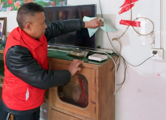 图为驻村队员为熊洋珍清理家中灰尘 图为驻村队员为熊洋珍清理家中灰尘