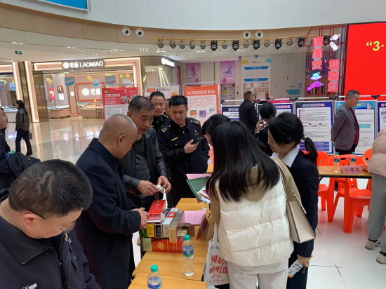 图为高安烟草专卖人员向市民讲解真假烟识别技巧 图为高安烟草专卖人员向市民讲解真假烟识别技巧