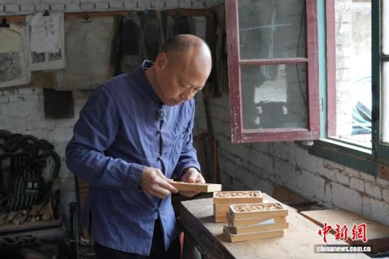 3月20日,江西省婺源县汪口村,俞友鸿在工作室内雕刻。吴思瑜 摄 3月20日,江西省婺源县汪口村,俞友鸿在工作室内雕刻。吴思瑜 摄