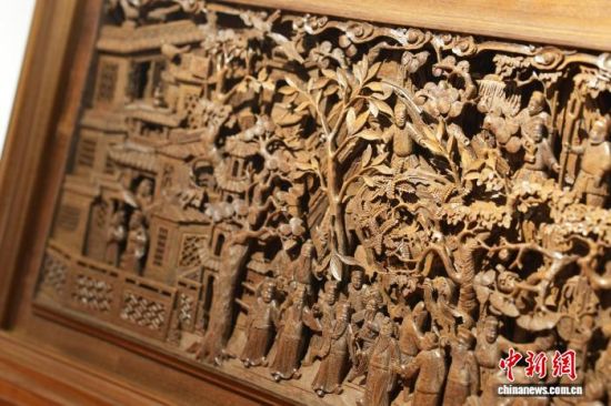 3月20日,俞友鸿工作室内展示的“婺源三雕”木雕作品《皇帝狩猎图》。吴思瑜 摄 3月20日,俞友鸿工作室内展示的“婺源三雕”木雕作品《皇帝狩猎图》。吴思瑜 摄