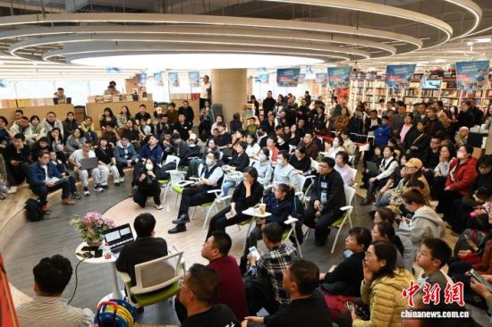 呼和浩特新华书店内,“龙虾”巡装活动现场人头攒动。 中新网记者 刘文华 摄 呼和浩特新华书店内,“龙虾”巡装活动现场人头攒动。 中新网记者 刘文华 摄