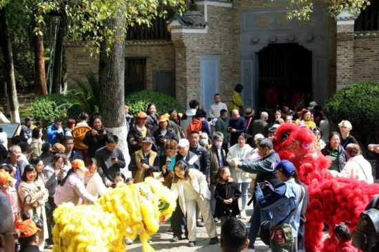 开窑仪式上,两只祥狮腾挪跳跃,为开窑活动纳福迎祥。 景德镇古窑民俗博览区供图 开窑仪式上,两只祥狮腾挪跳跃,为开窑活动纳福迎祥。 景德镇古窑民俗博览区供图