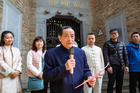 文博研究馆员、景德镇古窑文化研究院院长周荣林主持开窑仪式。 景德镇古窑民俗博览区供图 文博研究馆员、景德镇古窑文化研究院院长周荣林主持开窑仪式。 景德镇古窑民俗博览区供图