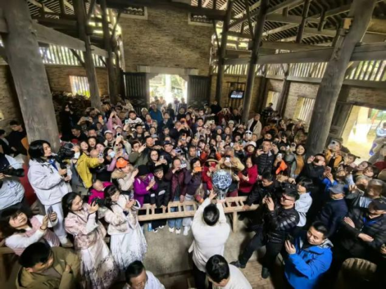 工作人员正在向游客展示瓷器。 景德镇古窑民俗博览区供图 工作人员正在向游客展示瓷器。 景德镇古窑民俗博览区供图