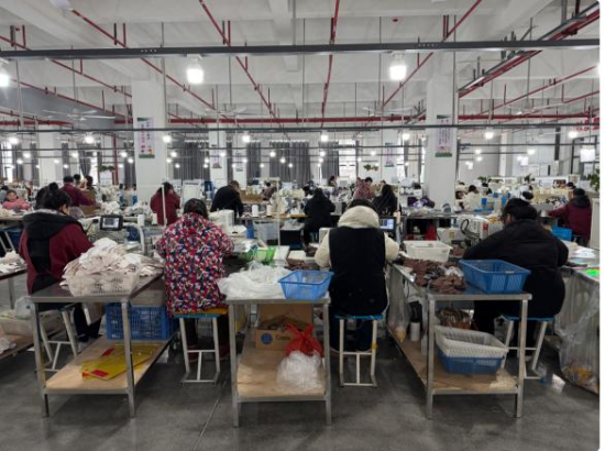 在君恩鞋材有限公司的生产车间,工人们正在忙碌。 都昌县融媒体中心供图.pn 在君恩鞋材有限公司的生产车间,工人们正在忙碌。 都昌县融媒体中心供图.pn